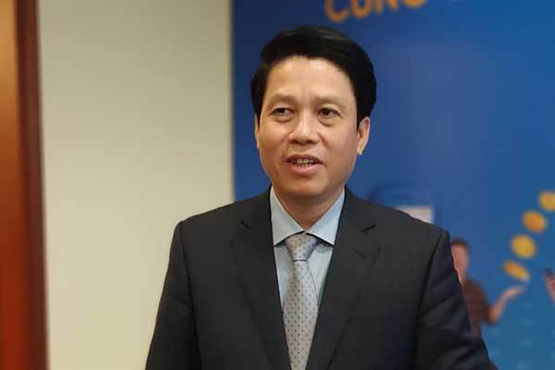 Ông Phạm Tiến Dũng, Phó Thống đốc Ngân hàng Nhà nước Việt Nam xác nhận cấp phép cho Viettel cung cấp dịch vụ Mobile Money ngay sau khi VNPT công bố thí điểm dịch vụ. Ông Phạm Tiến Dũng, Phó Thống đốc Ngân hàng Nhà nước Việt Nam xác nhận cấp phép cho Viettel cung cấp dịch vụ Mobile Money ngay sau khi VNPT công bố thí điểm dịch vụ.