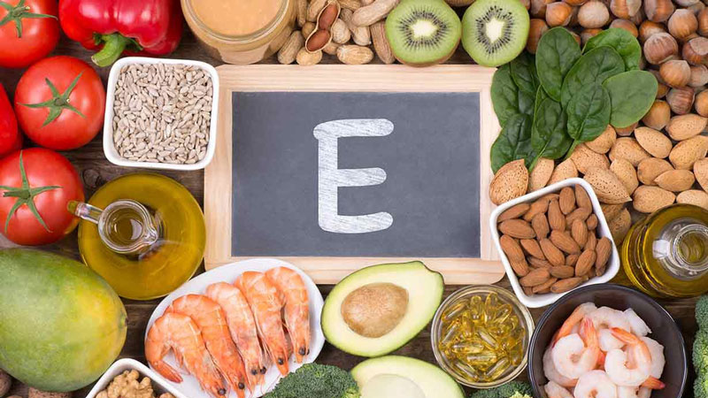 Vitamin E có nhiều trong hạt như hạnh nhân ,quả phỉ, hạt hướng dương, cải bó xôi, bơ