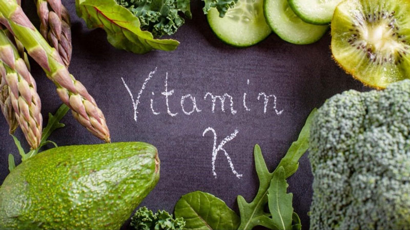 Bổ sung vitamin K bằng các loại rau như: cải xoăn, rau bina, rau diếp, bắp cải, đậu xanh..... 