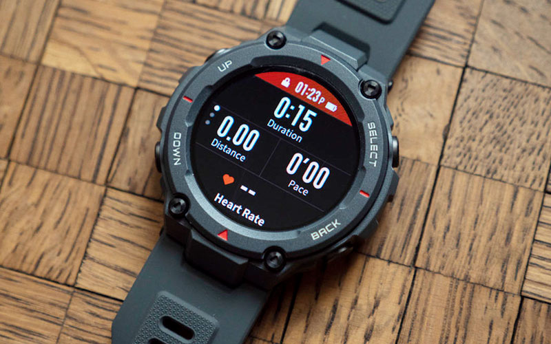 Trên Amazfit T-Rex được trang bị nhiều tính năng như GPS tích hợp ổn định, cảm biến nhịp tim, cảm biến để theo dõi các hoạt động