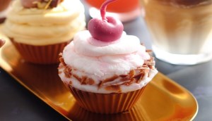 Khéo tay làm nến thơm hình cupcake xinh miễn bàn