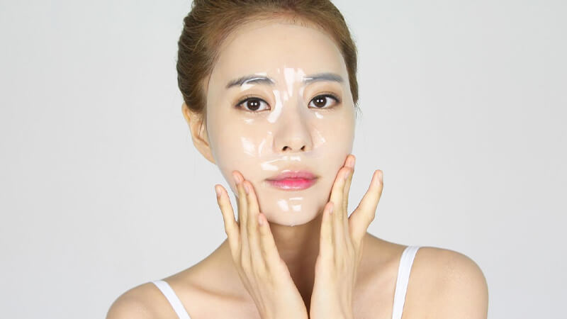 Aloe vera gel mask helps maintain proper moisture for the skin