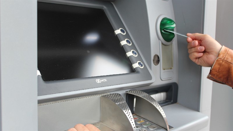 Thẻ ATM từ vẫn được lưu hành và rút tiền bình thường sau 31/12/2021