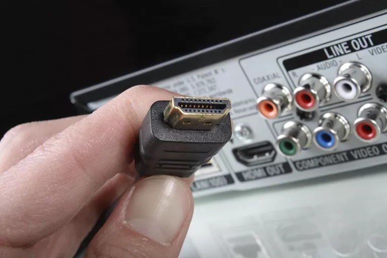 Do cáp HDMI bị hỏng, lỗi hoặc bị bẩn chỗ tiếp nối