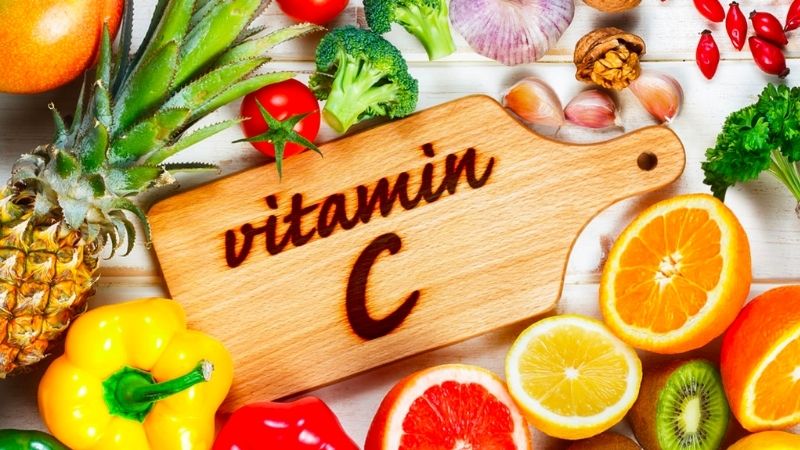 Vitamin C là chất chống oxy hóa hòa tan trong nước này là một chất dinh dưỡng thiết yếu trong chế độ ăn uống