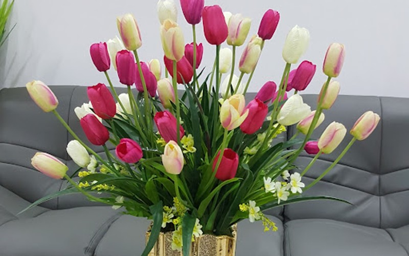 Kết hợp hoa tulip với các loại lá, hoa nhí
