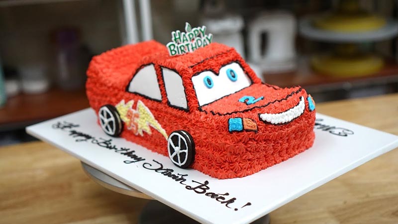Bánh sinh nhật hình ô tô màu đỏ