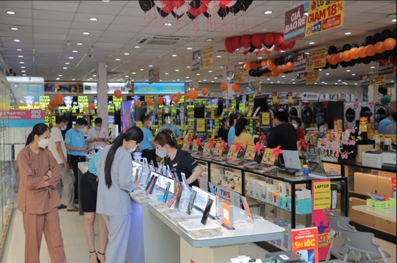 Nhiều khách hàng đã đến từ rất sớm ngay trong ngày đầu tiên mở bán V23e.