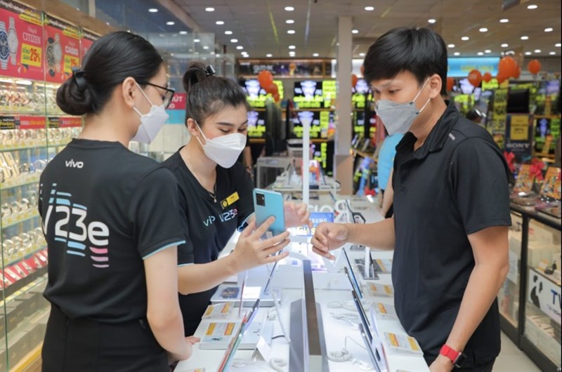 Nhân viên cửa hàng hỗ trợ khách hàng trong ngày đầu mở bán