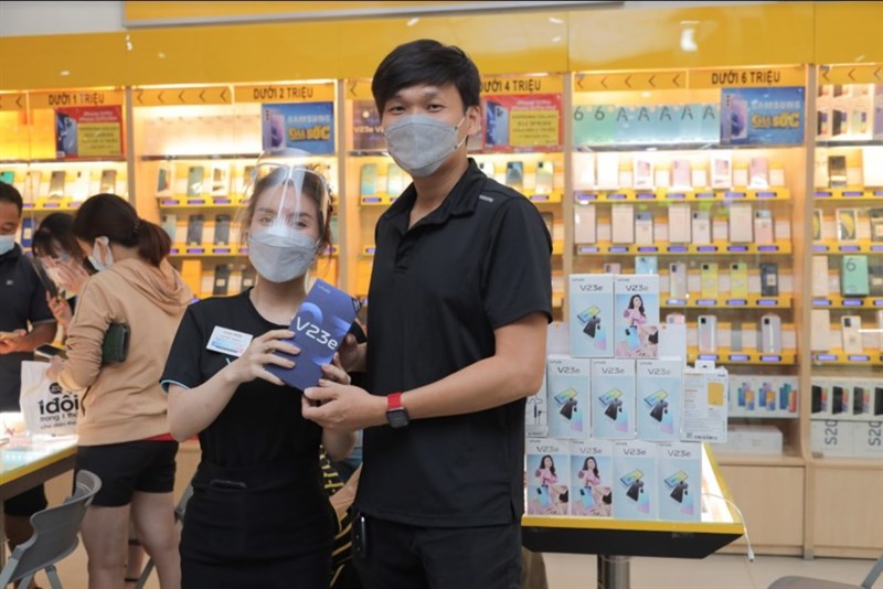 Khách hàng săn đón sản phẩm của Vivo trong ngày mở bán