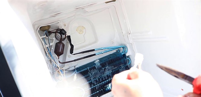 Bộ phận xả đá tủ lạnh gồm những thiết bị gì?