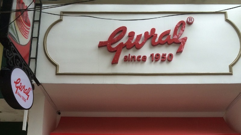 Tiệm bánh kem Givral Bakery