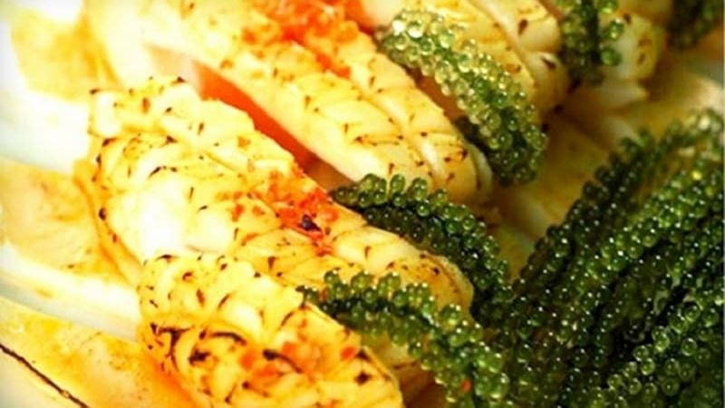 Mực nướng cuộn rong nho