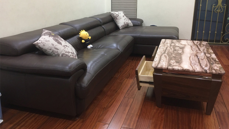 Để bàn thờ xa khỏi sofa là cách tốt nhất