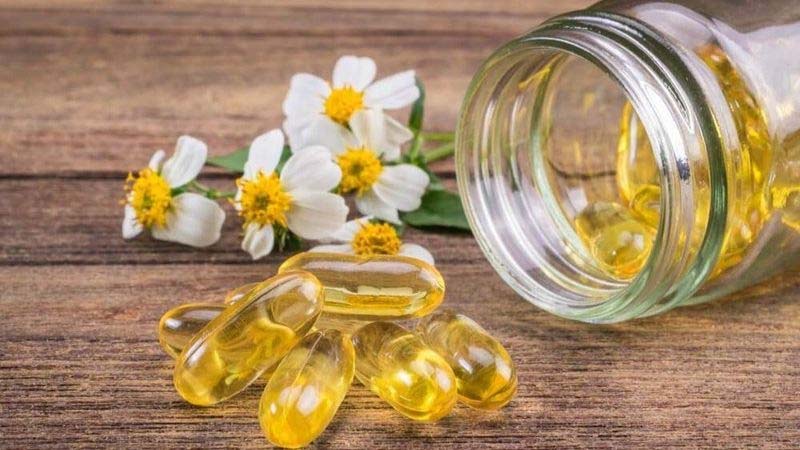 Không chỉ dưỡng ẩm, vitamin E còn đánh bay các vết thâm chân lâu năm