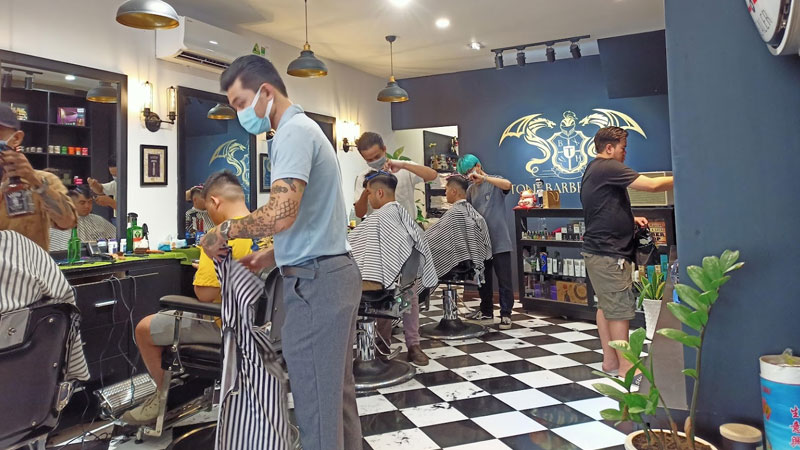 Có gì trong tiệm cắt tóc toàn quý ông lịch lãm ở Hà Nội nơi con gái không  được đặt chân vào