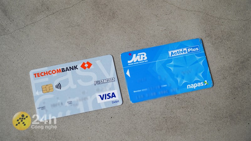 So sánh chiều rộng của thẻ ATM chip và từ.
