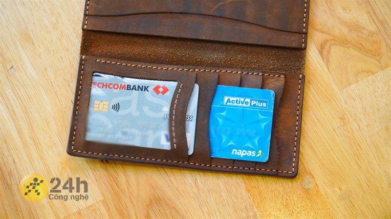 Thẻ ATM chip và từ đều có kích thước tương tự nhau nên mình có thể dễ dàng bỏ vào ví.