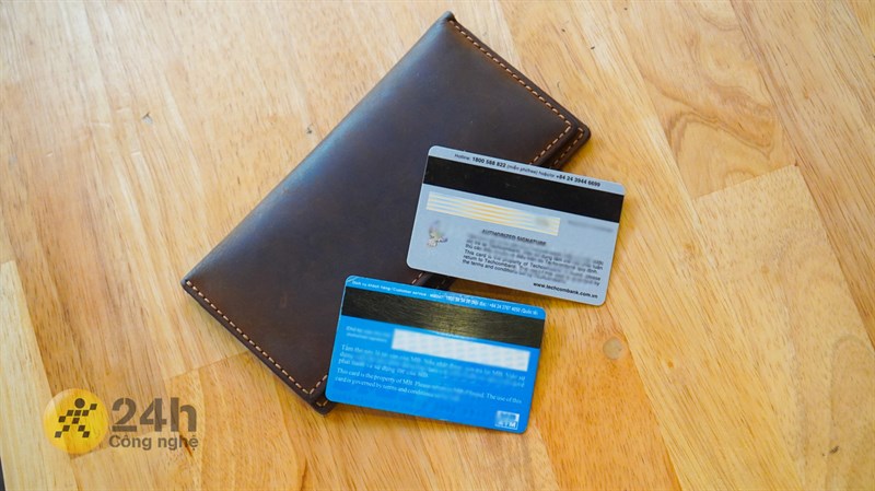 Mặt sau của thẻ ATM chip và thẻ ATM từ.