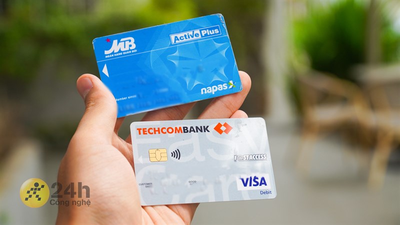 Bạn đang sử dụng thẻ ATM với chip không? Nếu không, hãy xem hình ảnh để biết tại sao thẻ ATM gắn chip là lựa chọn tối ưu cho giao dịch an toàn, tiện lợi và chuyển khoản nhanh chóng. Không còn phải lo lắng về việc thẻ bị mất hoặc sao chép thông tin nữa.