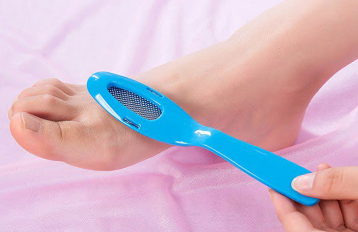 Bộ dụng cụ chà gót chân hỗ trợ người dùng chà gót chân hiệu quả hơn, cải thiện phần da sần sùi trở nên mịn màng