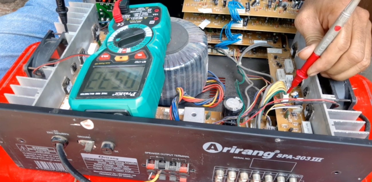Bạn hãy sử dụng máy đo điện áp để kiểm tra xem mối hàn ở đâu trong amply đang bị lỏng
