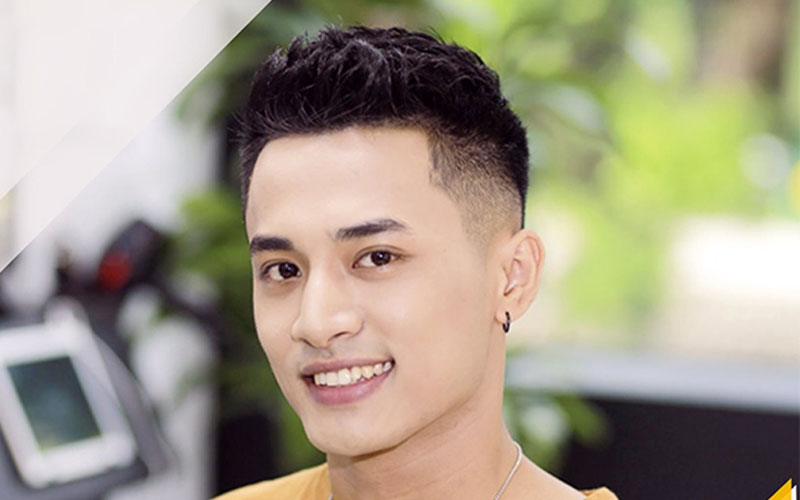 Kiểu tóc Short Quiff Haircut: Kiểu tóc Short Quiff Haircut là một lựa chọn hoàn hảo cho những người muốn sở hữu kiểu tóc ngắn, trẻ trung và thời trang. Đây là một kiểu tóc rất phổ biến và được yêu thích ở nhiều quốc gia trên thế giới. Hãy xem hình ảnh liên quan để tìm hiểu thêm về kiểu tóc này.