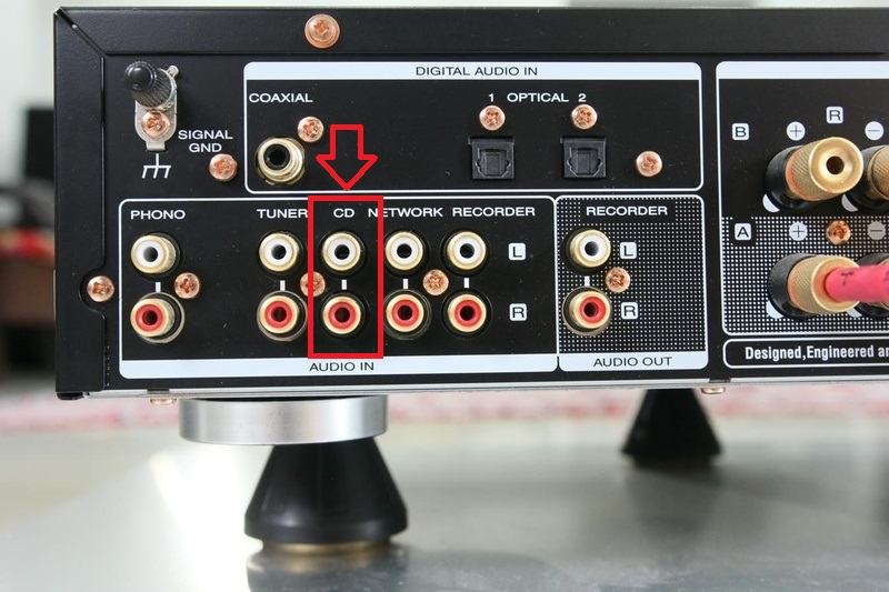 Cắm dây cắm bông sen vào đầu đĩa cổng có ký hiệu AV và trên amply với cổng ký hiệu CD ở mục AUDIO IN