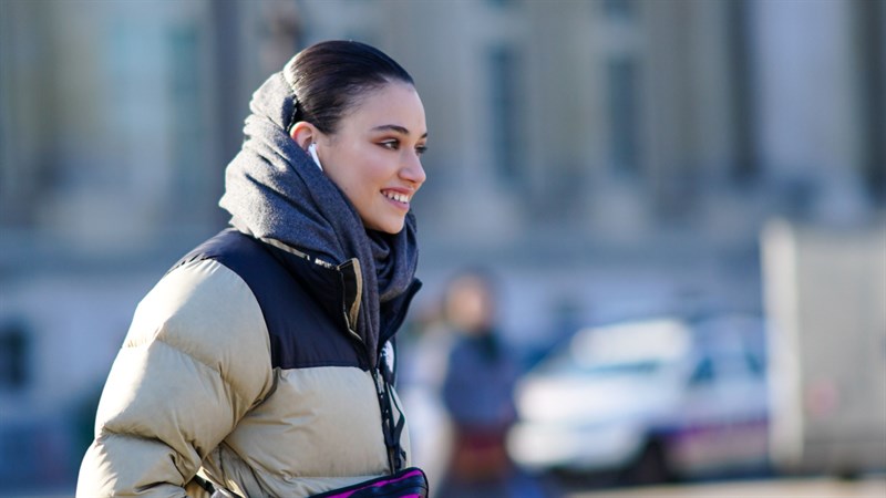 Việc người dùng mang Airpods trên phố đã trở nên phổ biến