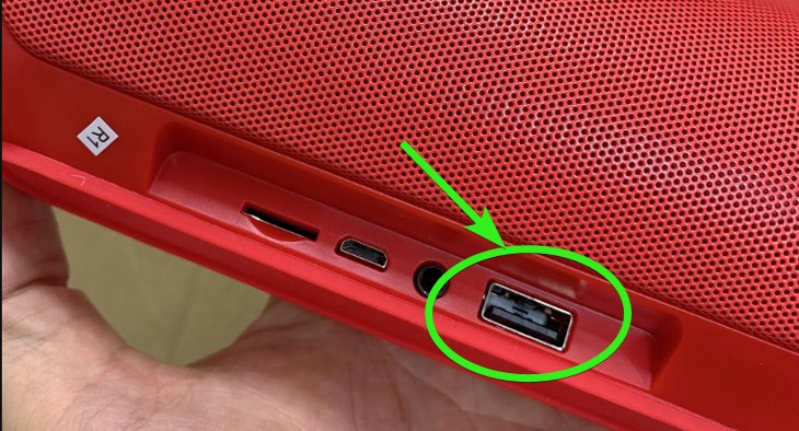 Cổng USB trên loa Bluetooth