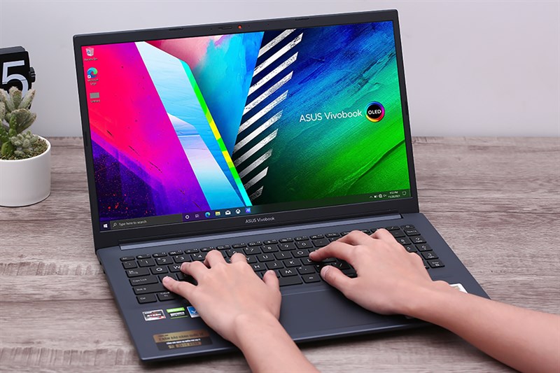 ASUS VivoBok Pro 15 OLED sẽ cho thời lượng sử dụng pin lâu dài nếu như bạn ra ngoài học tập/làm việc và có mang theo bộ sạc.