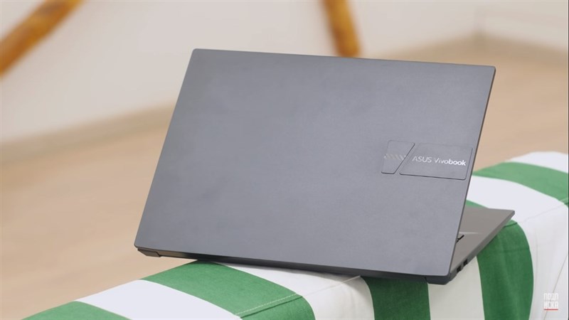 Logo in 3D và sự gọn nhẹ của ASUS ViVoBook Pro 14 OLED