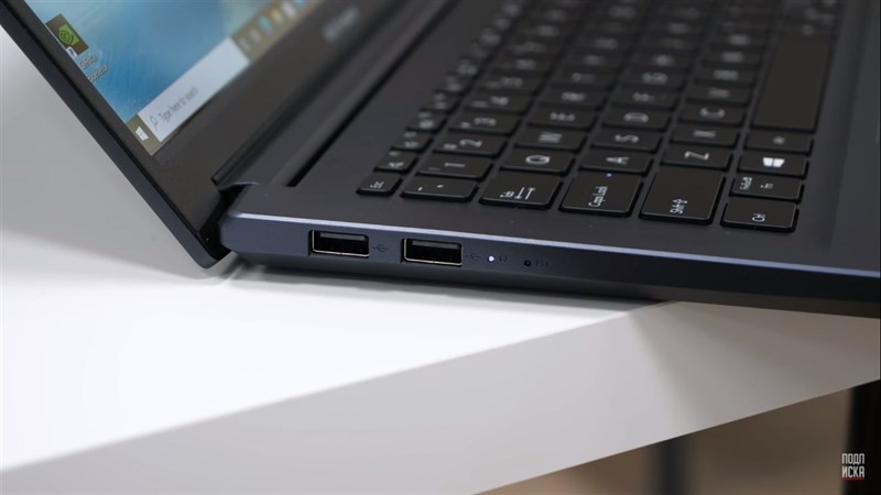 Cổng kết nối bên trái của ASUS ViVoBook Pro 14 OLED