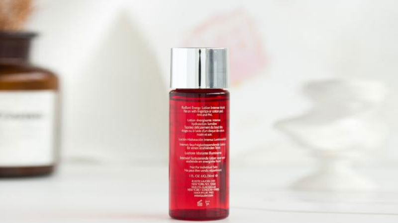 Nước hoa hồng lựu đỏ Estee Lauder chứa chiết xuất lựu đỏ