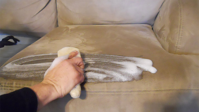 Dùng chai vệ sinh sofa làm sạch vết mực
