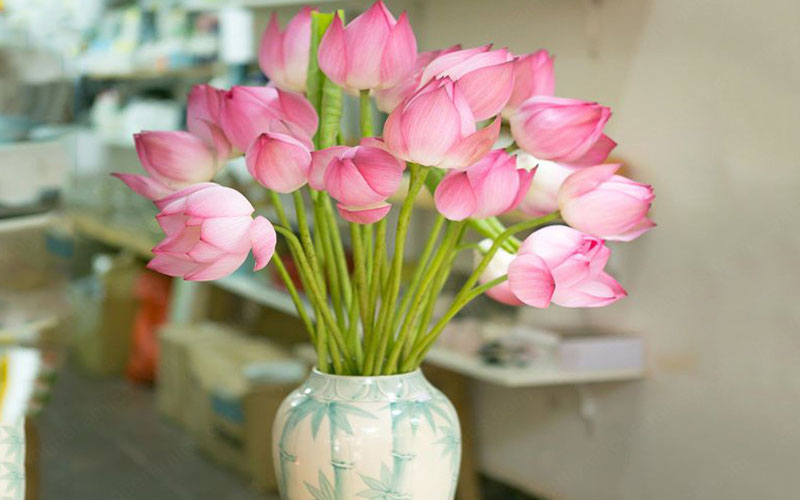 Cách cắm hoa sen trên bàn thờ đơn giản, đẹp, phong thủy