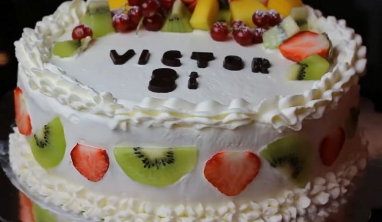 Cách làm bánh sinh nhật trái cây đẹp mắt để dành tặng người thân