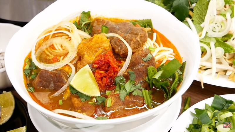 Tô bún bò huế miền Nam đẹp mắt, thơm ngon