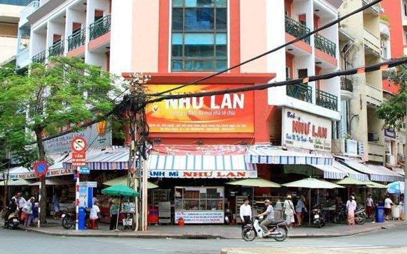 Cửa tiệm rất rộng và dễ tìm gần phố đi bộ Nguyễn Huệ