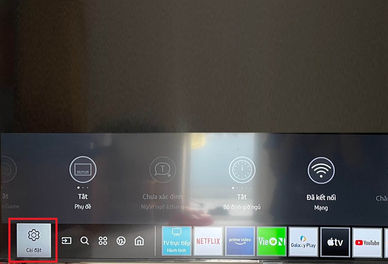 Lỗi màn hình tivi Samsung tự bật tắt - Nguyên nhân và cách khắc phục hiệu quả > Nhấn nút Home trên remote > Chọn Cài đặt trên màn hình.