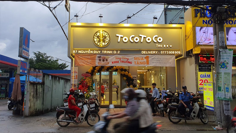 Phía trước quán trà sữa TocoToco