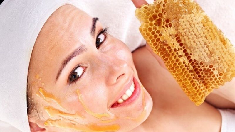 Bạn có thể sử dụng mật ong như một loại sữa rửa mặt hoặc mặt nạ để điều trị mụn