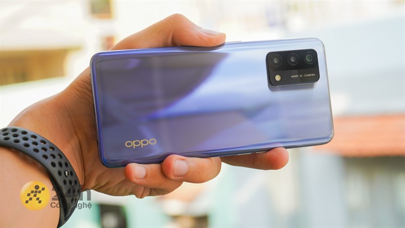 OPPO A74 4G mang đến một cảm giác cầm không quá nặng nhờ thiết kế được hoàn thiện bằng nhựa.