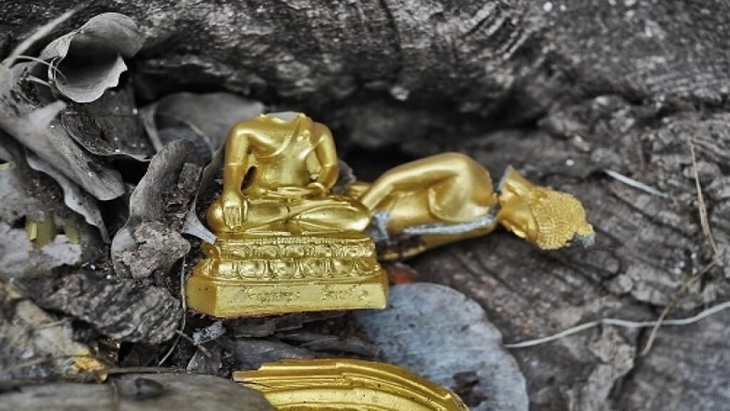 Tượng Phật bị vỡ