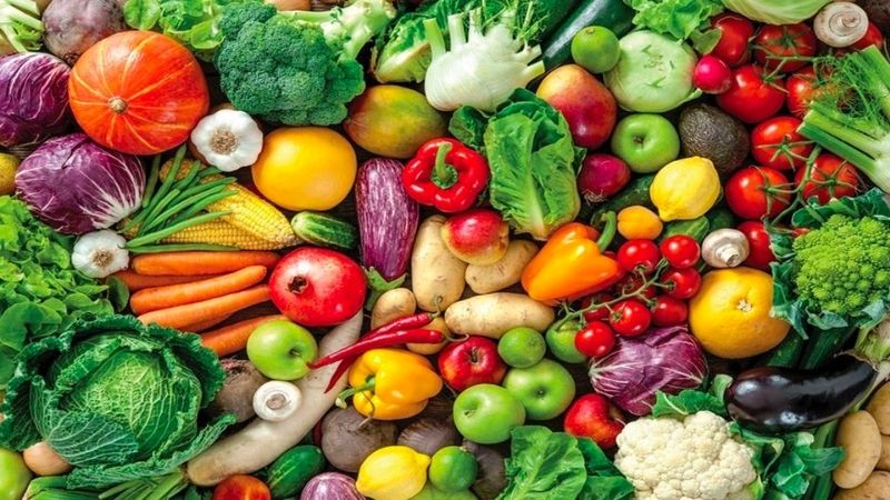 Flavonoid có mặt trong một loạt các thực phẩm tự nhiên, bao gồm trái cây, rau, sôcôla đen, rượu vang đỏ và trà, các loại hạt, ớt,...