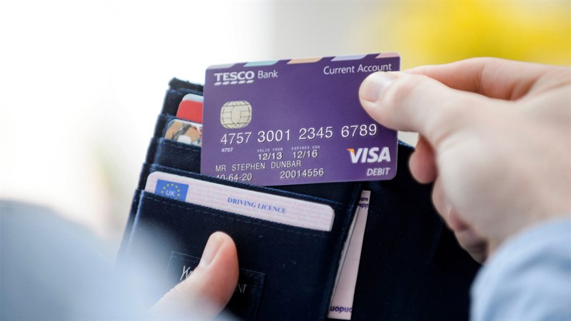 Có cần đổi thẻ ATM gắn chip không?