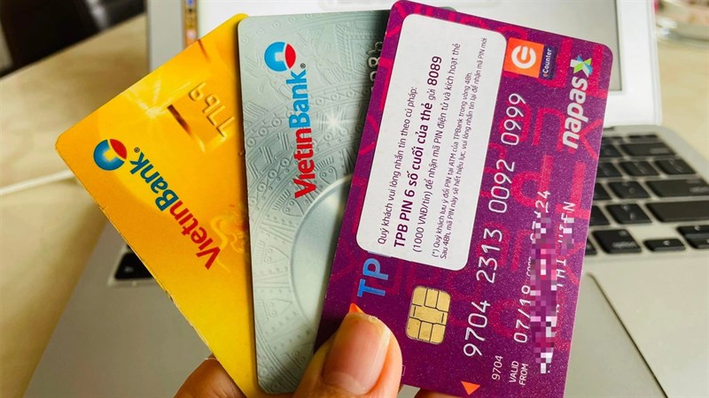 Có cần đổi thẻ ATM gắn chip không?