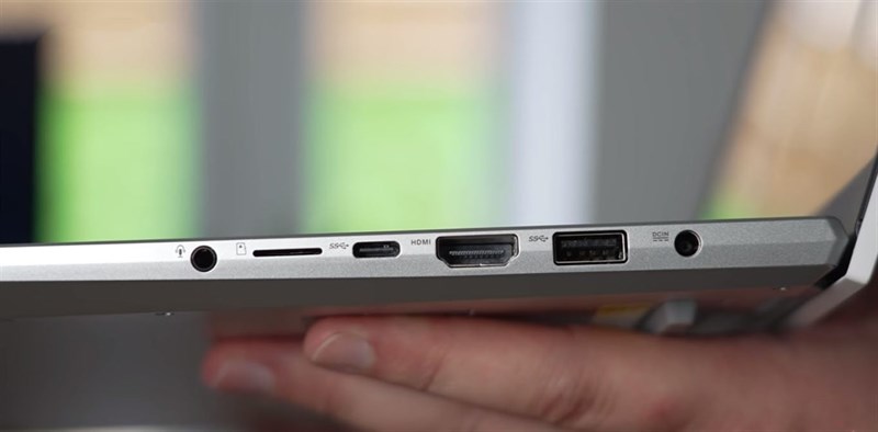 Cạnh bên phải của ASUS ViVoBook Pro 14X OLED Cạnh bên phải của ASUS ViVoBook Pro 14X OLED