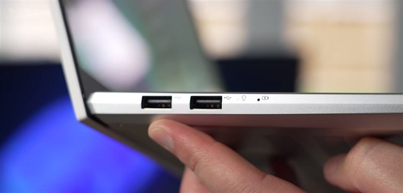 Cạnh bên trái của ASUS ViVoBook Pro 14X OLED Cạnh bên trái của ASUS ViVoBook Pro 14X OLED