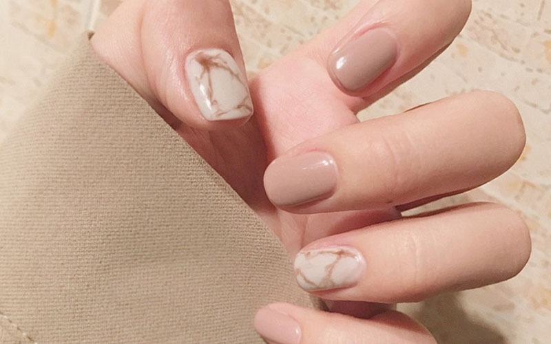 Mẫu nail họa tiết vân đá nổi bật